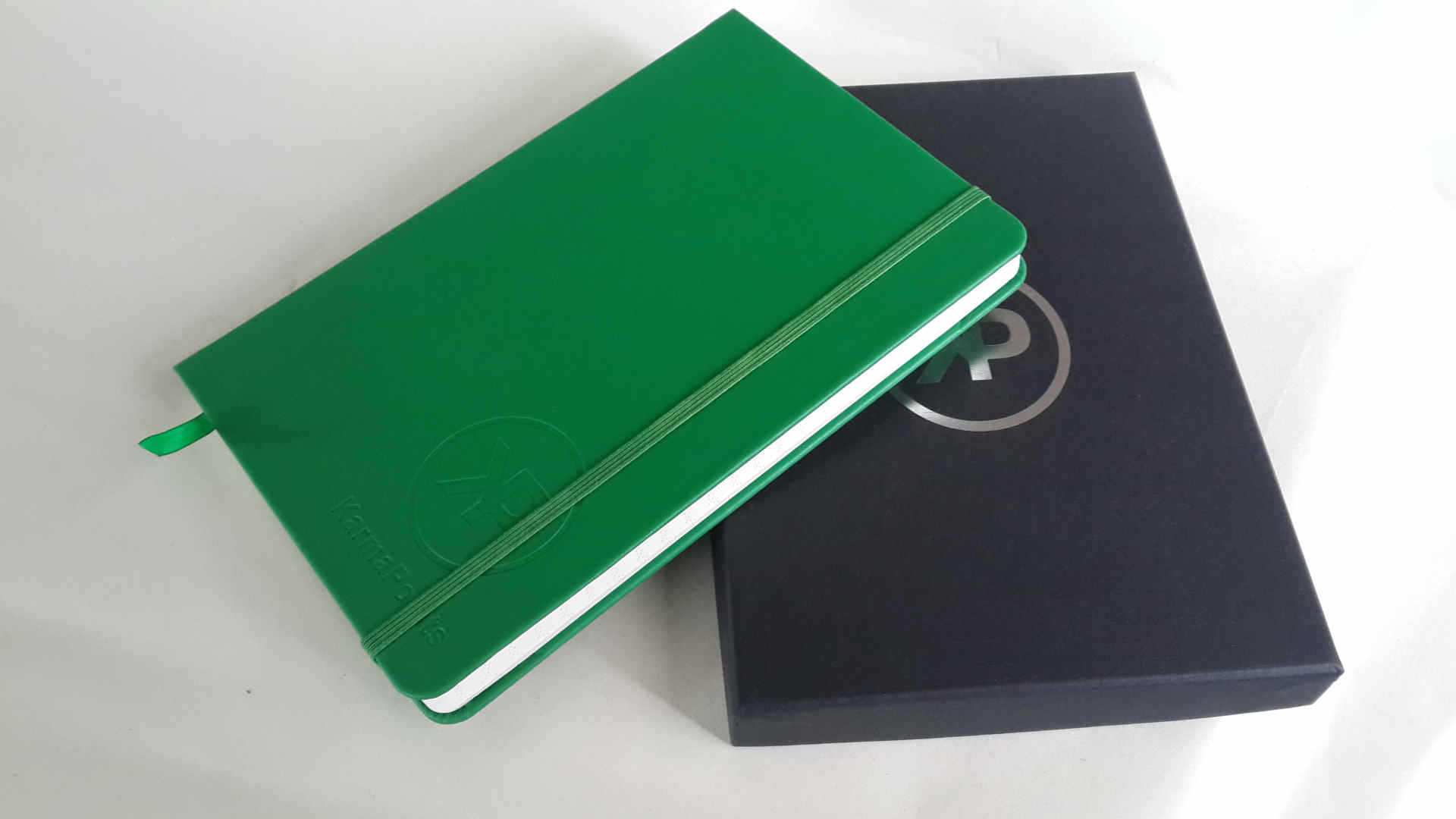 厂家专业生产带绑带绿色pu记事本松紧带平装笔记本记事本