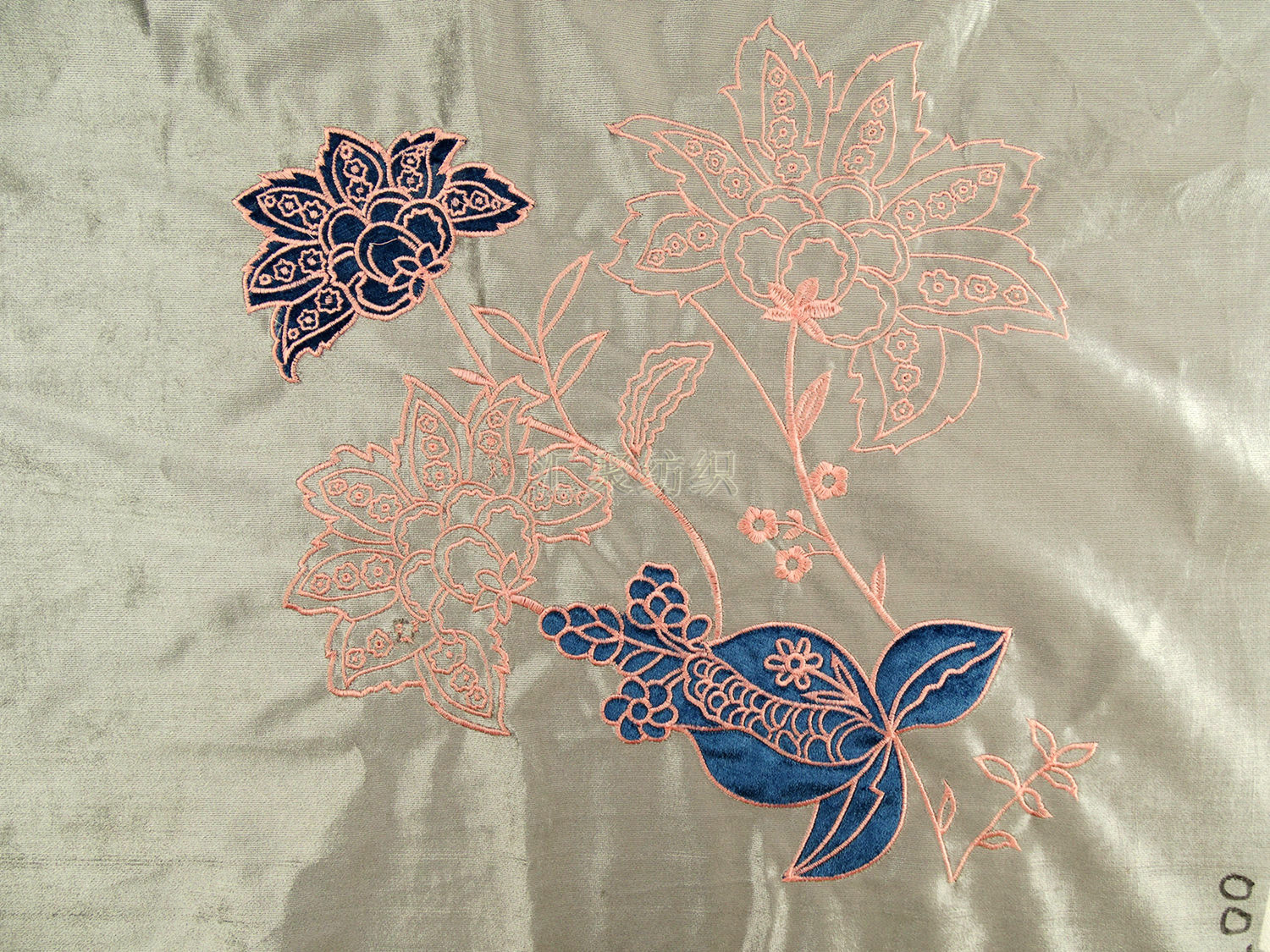 定位平绣加工 电脑绣花 贴布绣 平绣 抱枕绣花面料