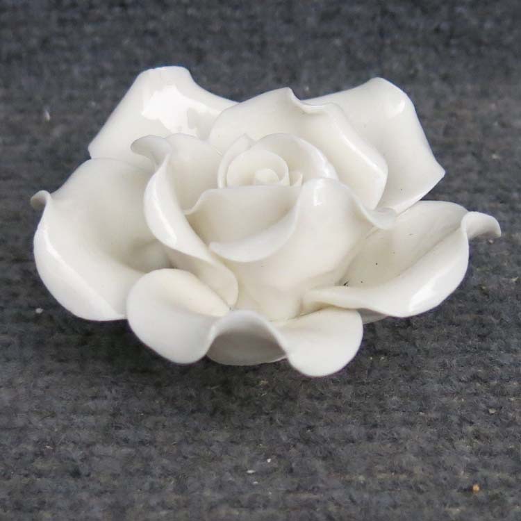 彩色陶瓷玫瑰花 月季花花朵摆件 网店摄影背景 陶瓷工艺品摆件