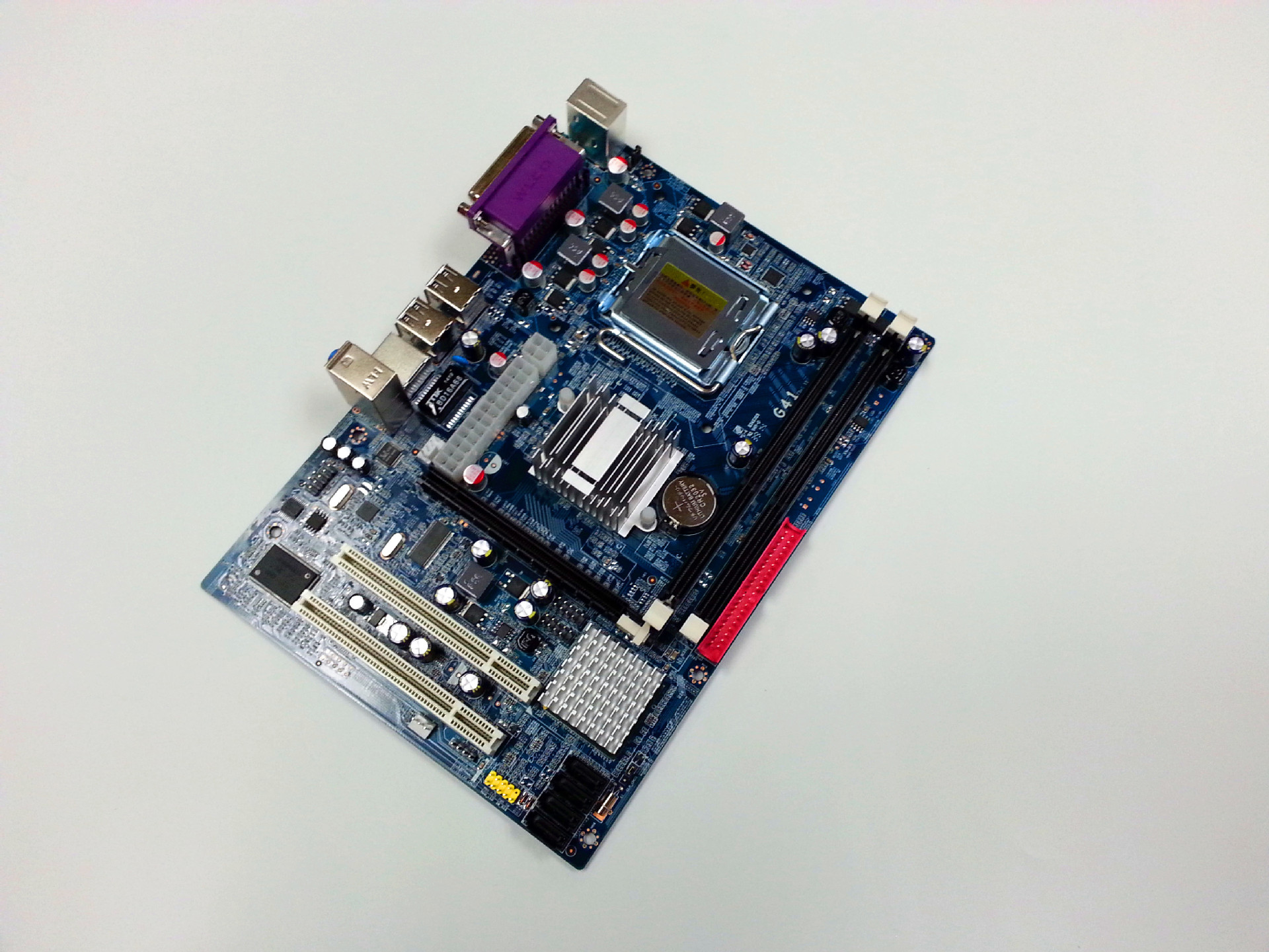 全新p45四核主板套装四核cpu d5独显 2g内存五件四核套