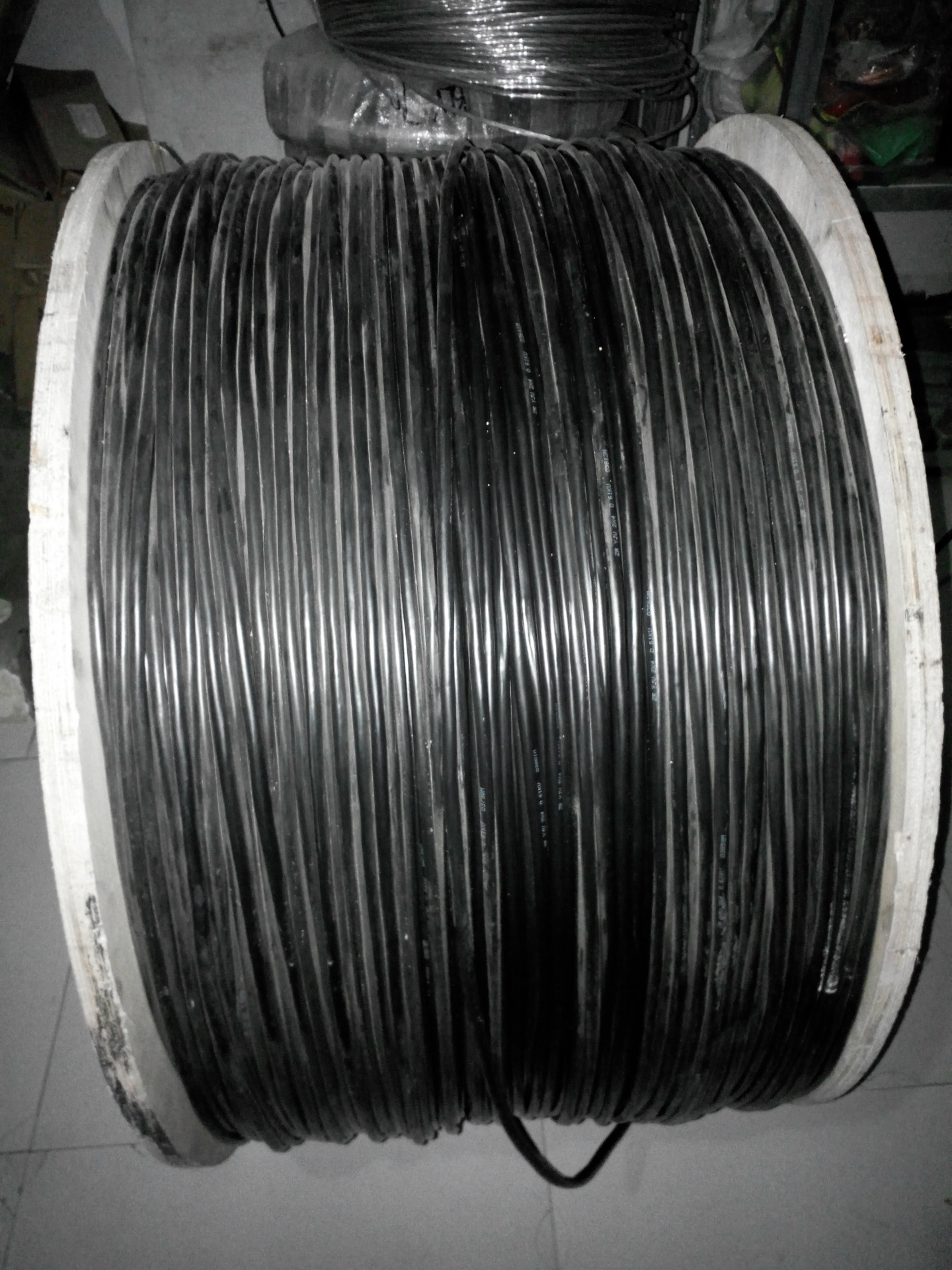 对于高压输配电网架空线的对地绝缘一般是靠空气的,之前的配电线路