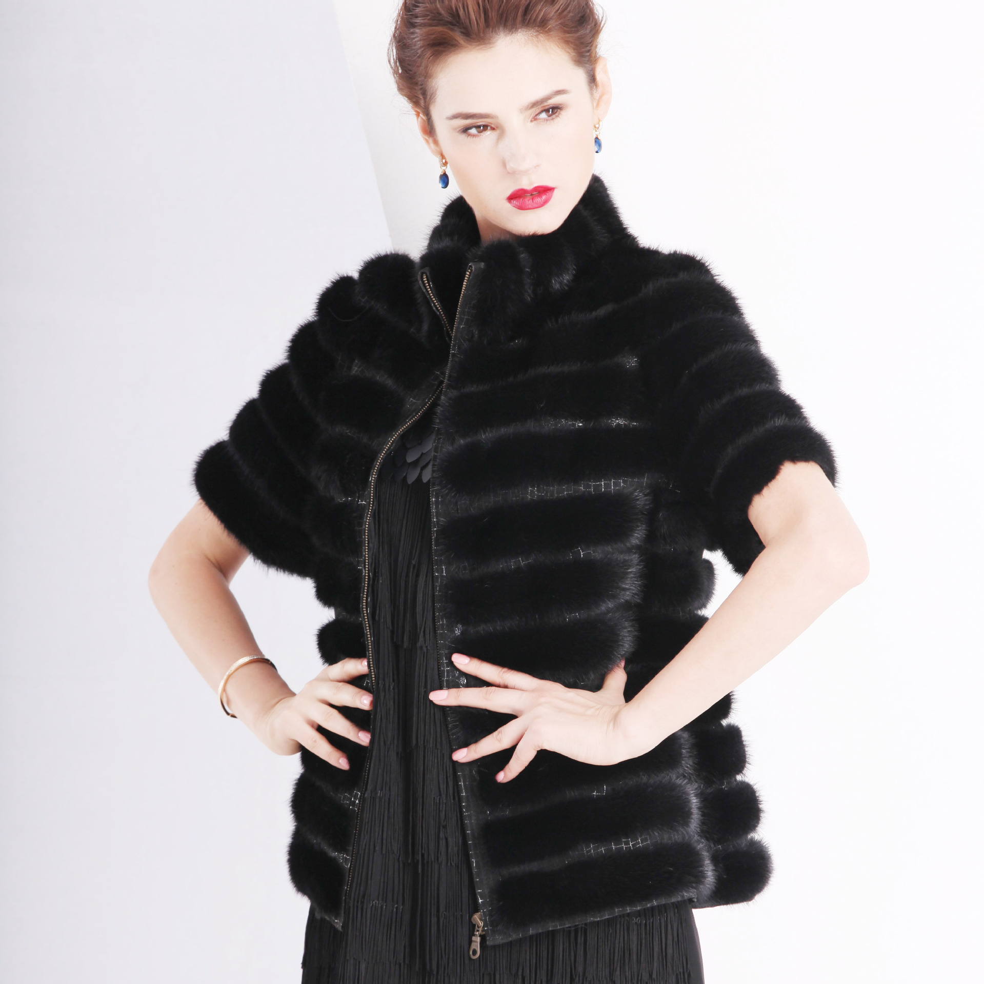 水貂外套-欧美秋冬新款水貂尾加革时尚半袖短款女装