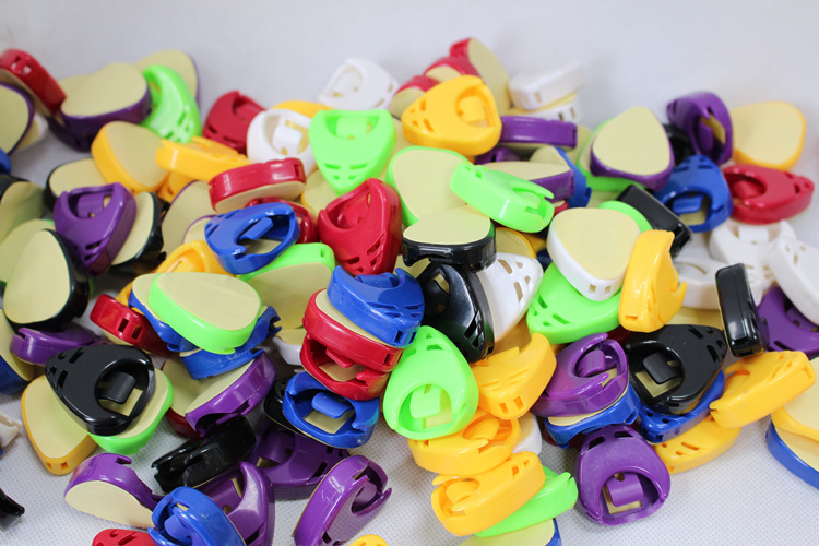 批发吉他拨片夹批发 便携式拨片收纳盒 可黏贴式拨片套混色发