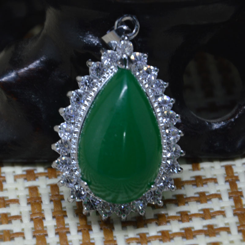 天然玉石正品正阳绿女款马来玉水滴形吊坠项坠江湖地摊镶钻玉器