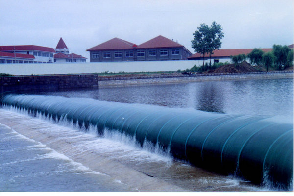 大跨度的闸坝工程,如用于水库溢洪道上作为闸门或活动溢流堰,以增加