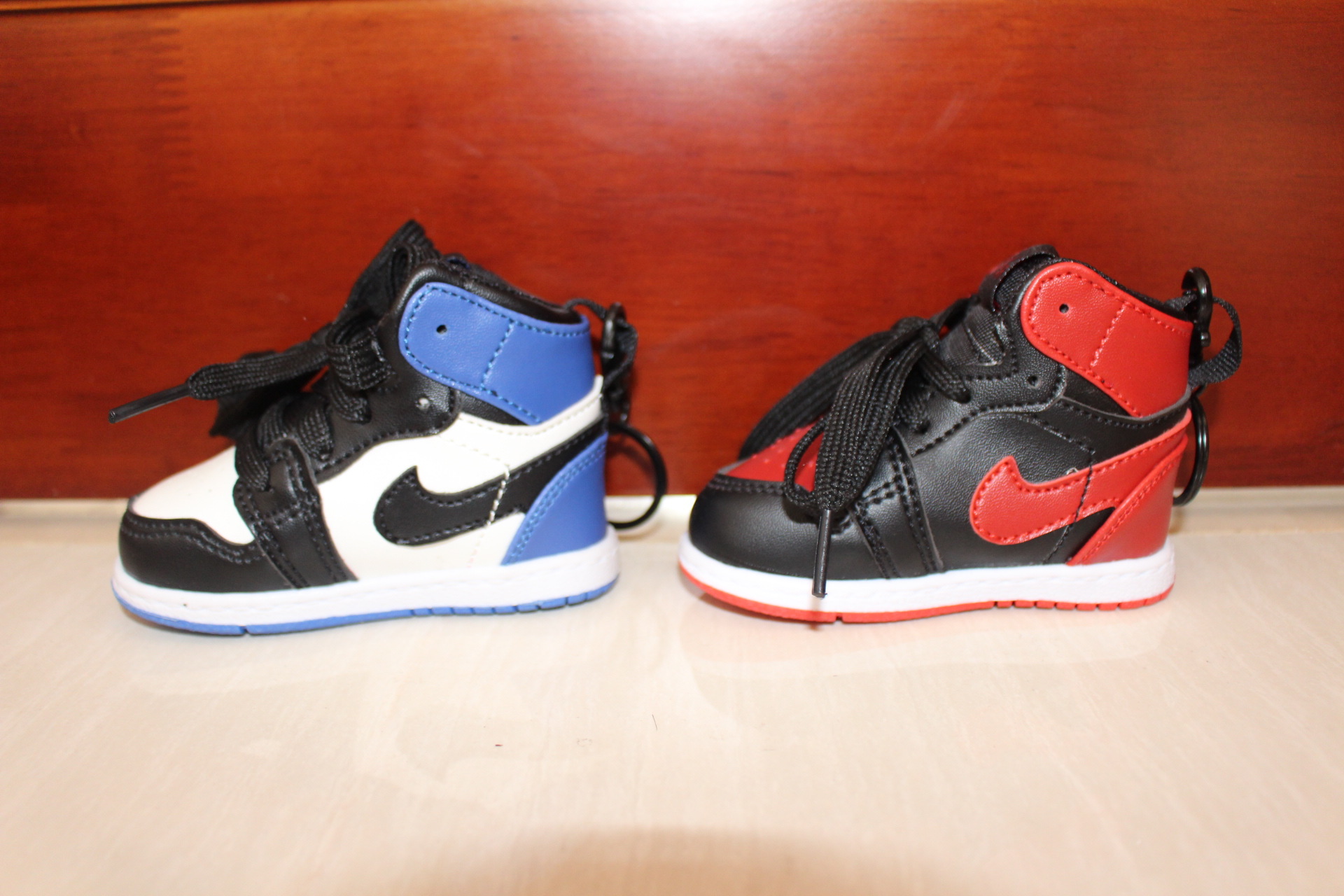 卡通球鞋充电宝挂饰8000毫安 可带上飞机nmd移动电源批.