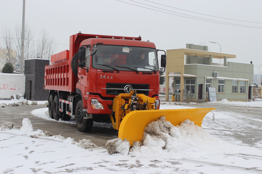 东风大型道路破冰车|scs5250tcxd型雪铲除雪车|高速除冰撒盐车