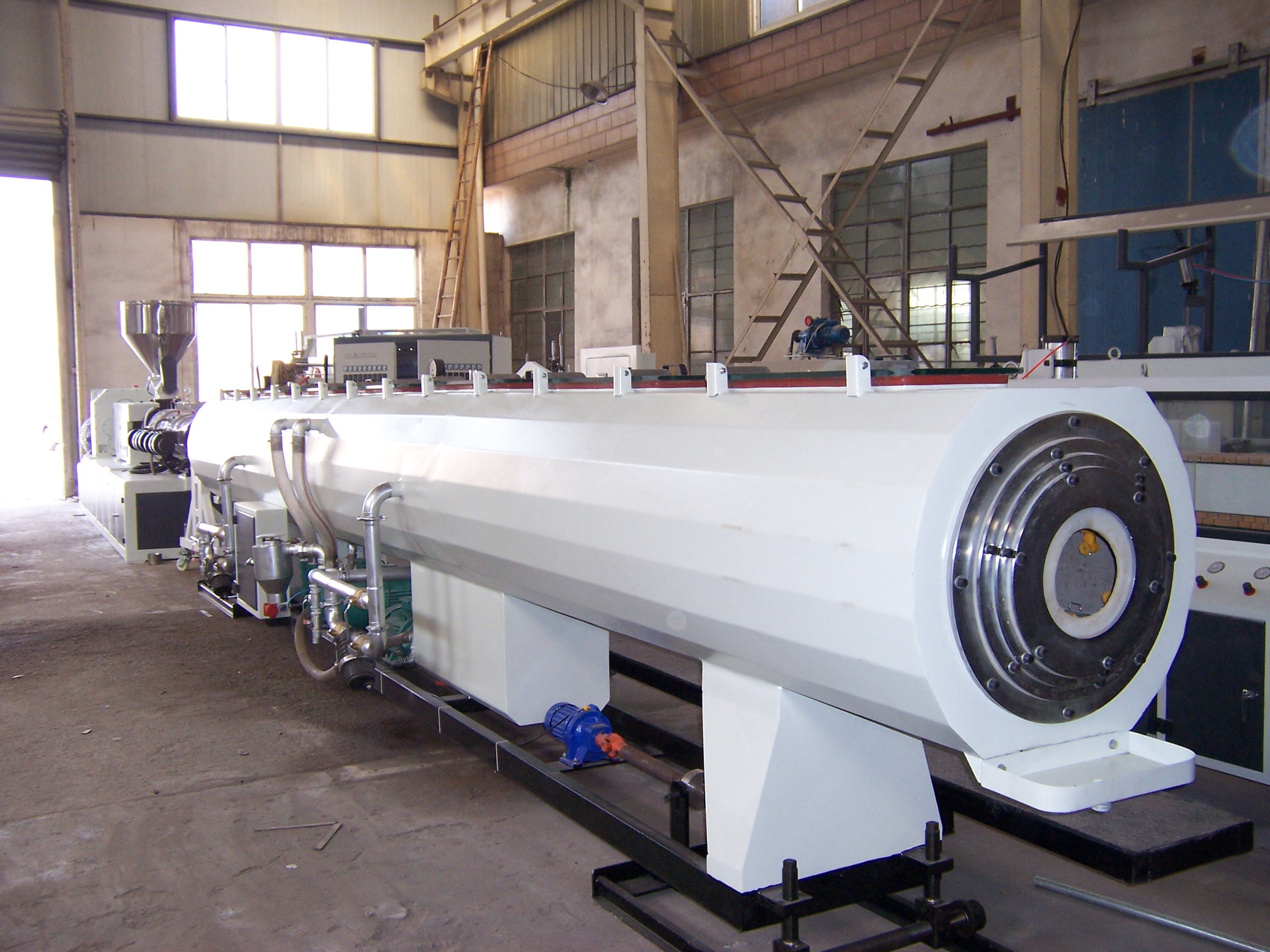 巨润定做各种规格塑料管材真空定径箱喷淋箱