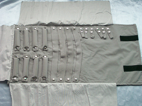 灰色套装珠宝卷