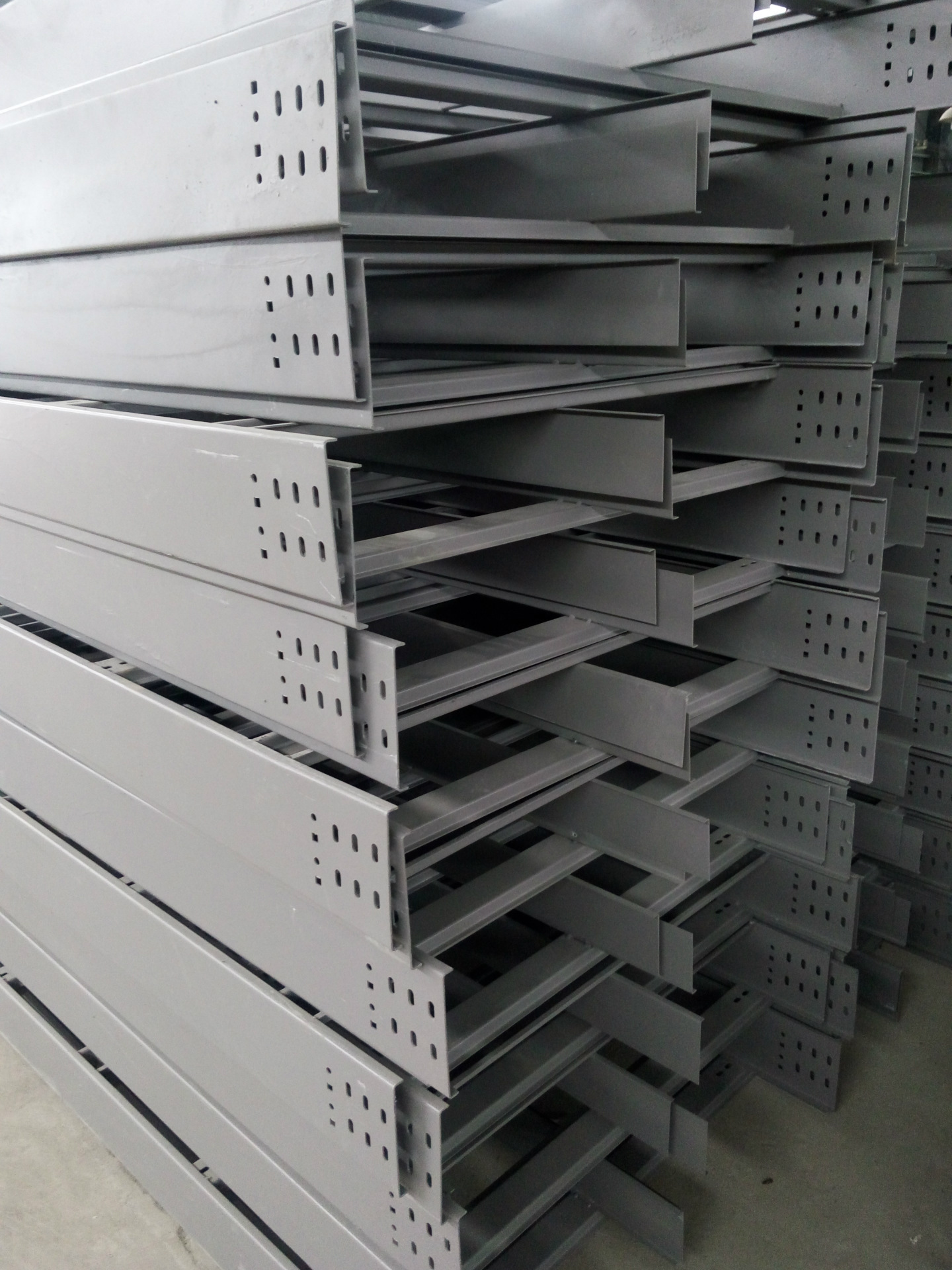 梯级式电缆桥架双槽防火桥架隔板强弱电桥架喷塑走线槽1000