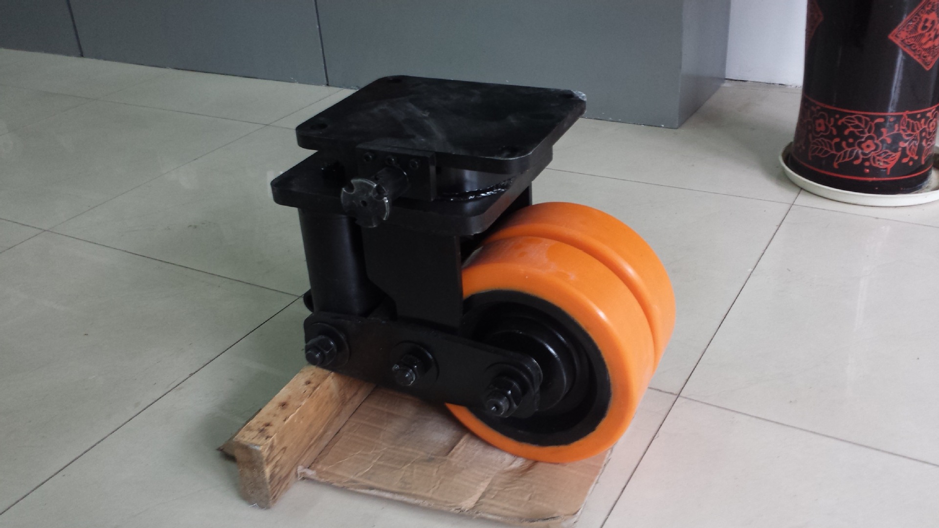 5t超重型agv飞机场脚轮万向轮刹车减震