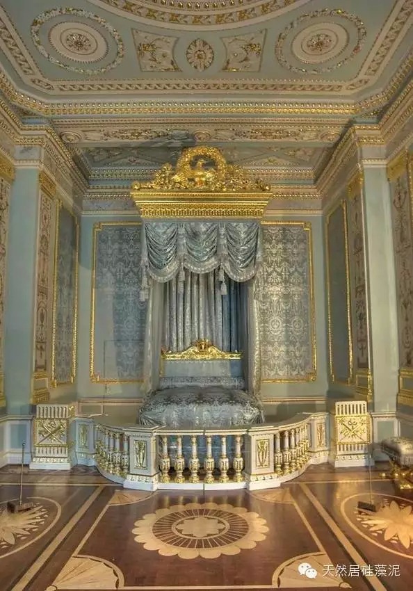 在欧式风格中,华丽的装饰和造型是必不可少的,石膏线,罗马柱,墙面装饰