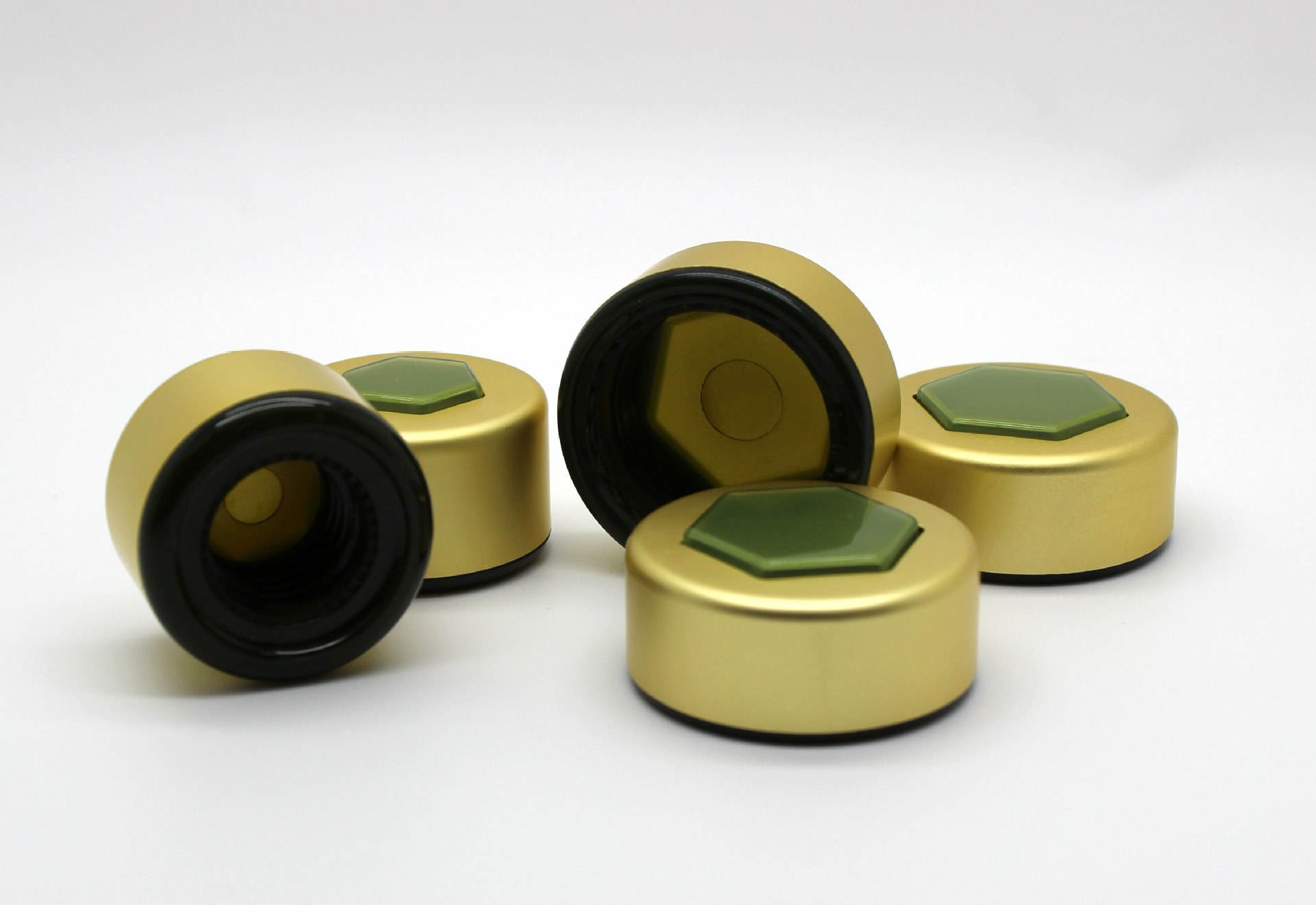 本公司长期致力于开发新的瓶形与盖子及一系列配件,开模周期短,交货