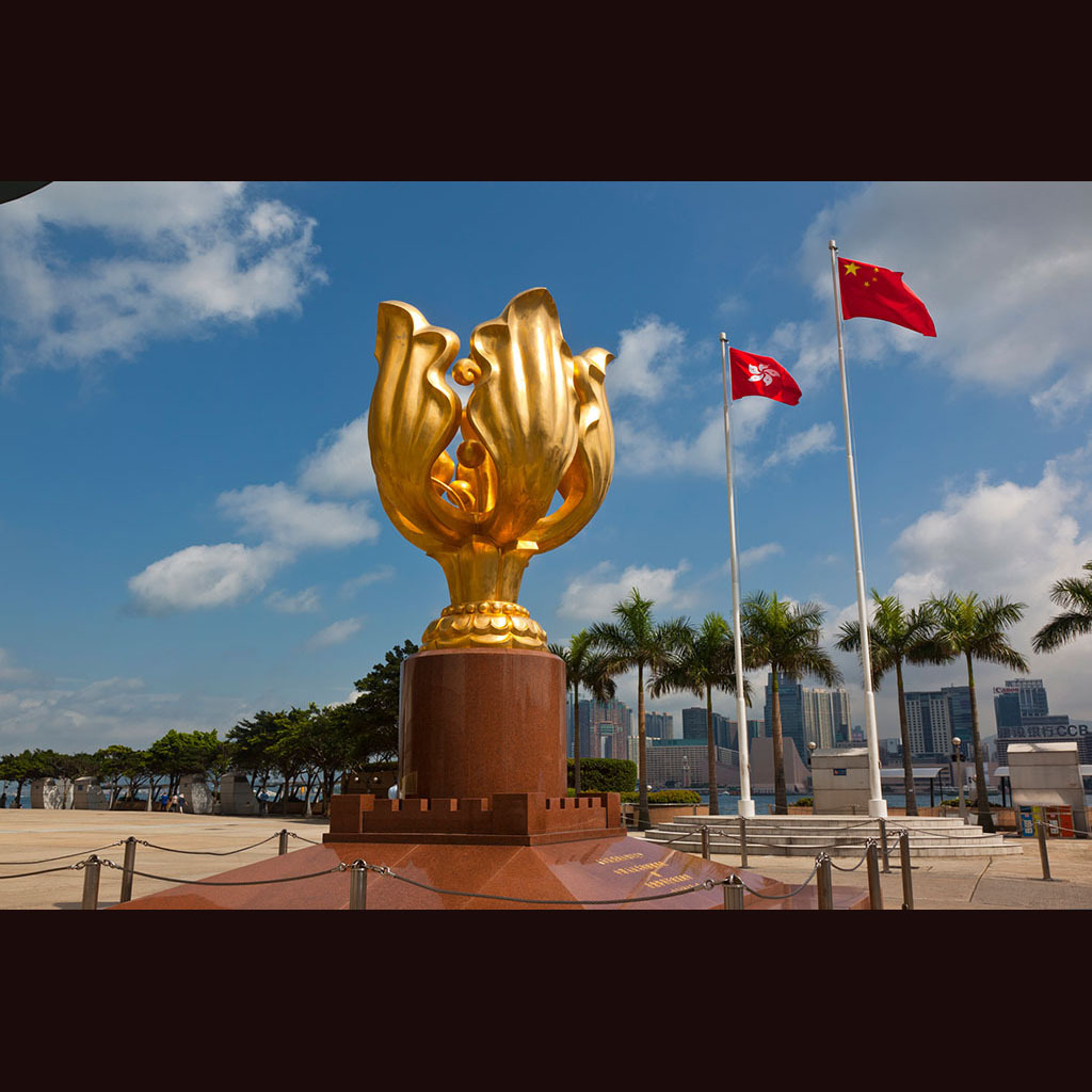 厂家紫荆花仿黄铜造型大型爱国主题广场玻璃-景观雕塑