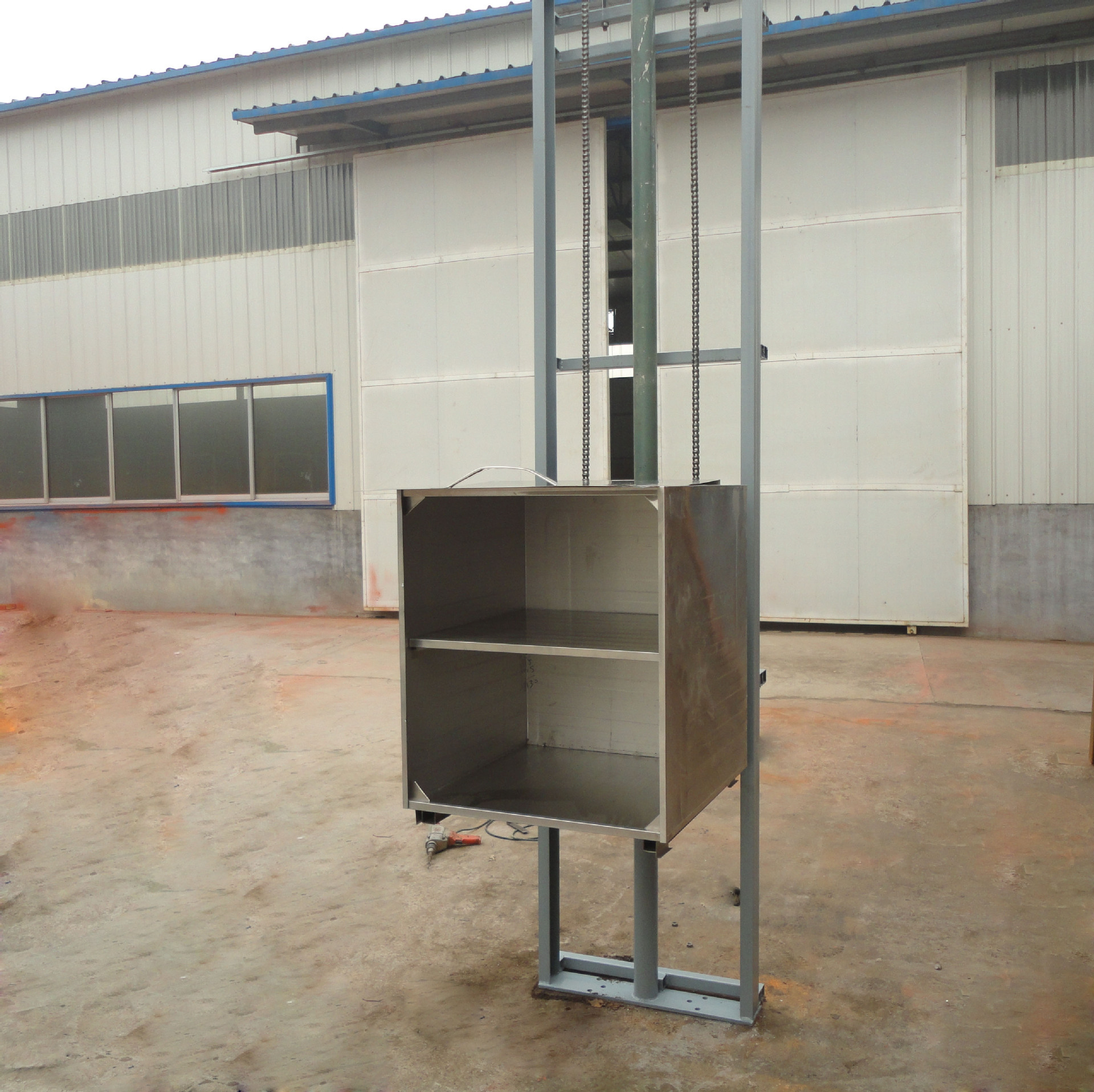 传菜机是由杂物电梯演化过来的,他用于宾馆,酒店,饭店,医院,**,学校