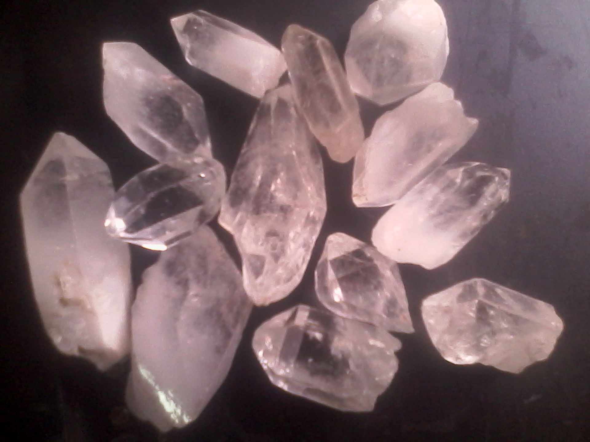 耐磨,化学性能稳定的硅酸盐矿物,其主要矿物成分是sio2 ,石英砂的颜色