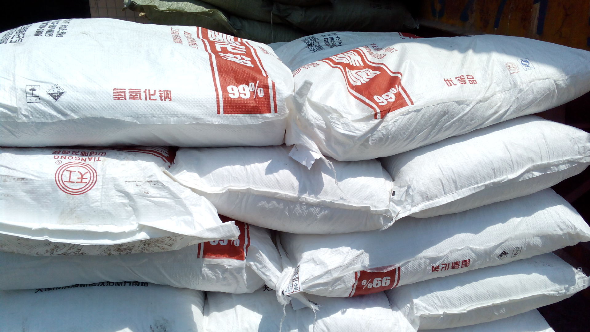 标准99%天工片碱厂家直销,氢氧化钠99%深圳东莞惠州直供!