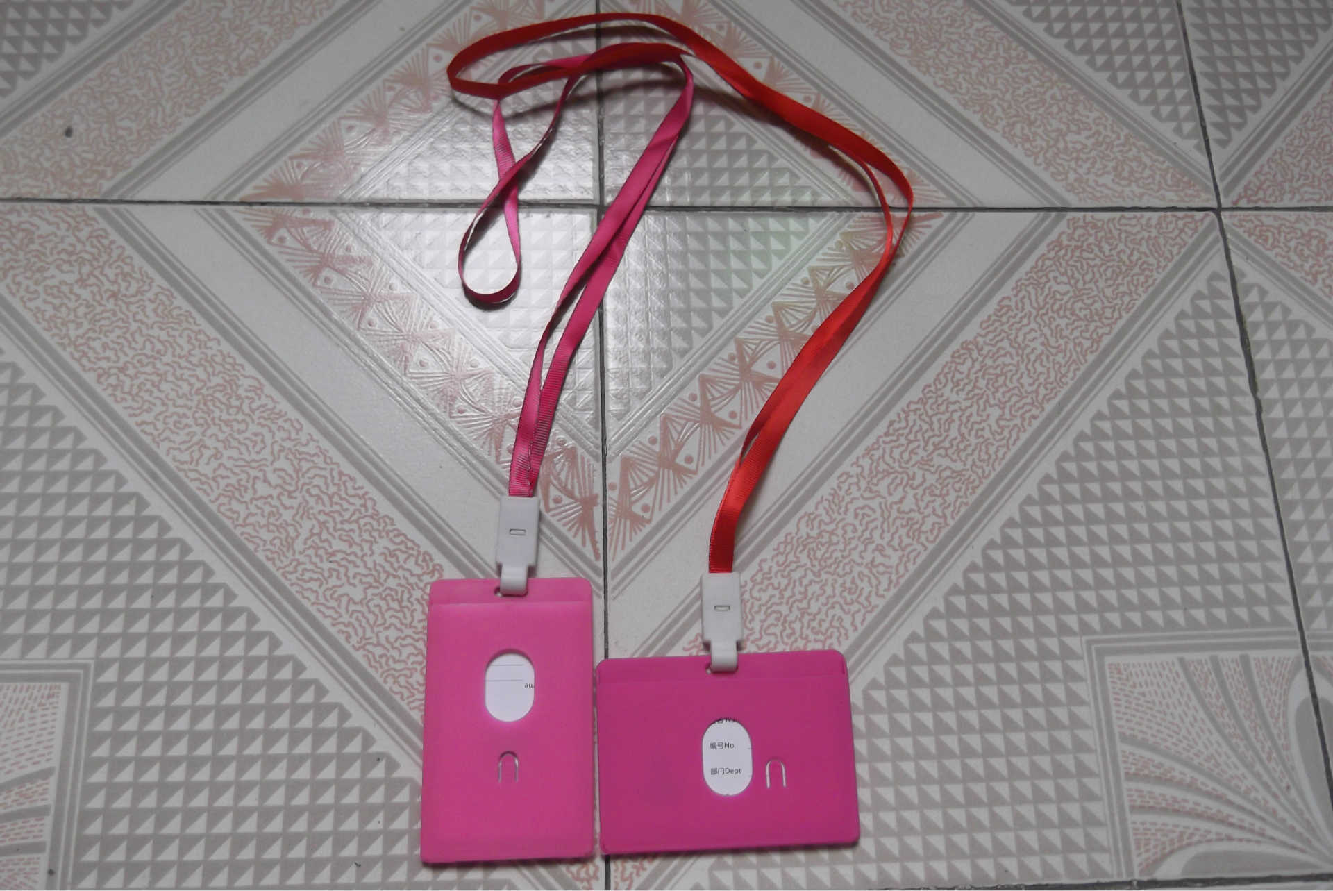 厂家直销各种胸卡塑料胸卡套员工胸牌厂牌透