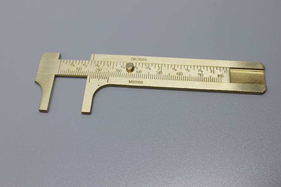 直尺规格:长13厘米厚度0.9毫米(市面上基本都是0.