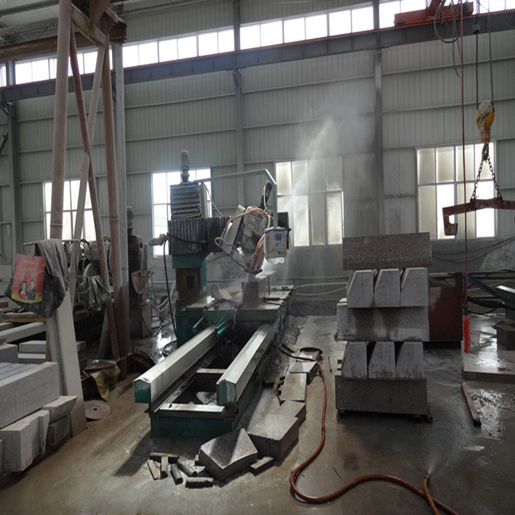 五莲红矿体所在地加工厂 大型石材企业直供五莲红板材 红色花岗岩