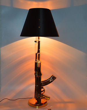 简约现代树脂灯饰 家居ak47手枪台灯 经典金色手枪台灯