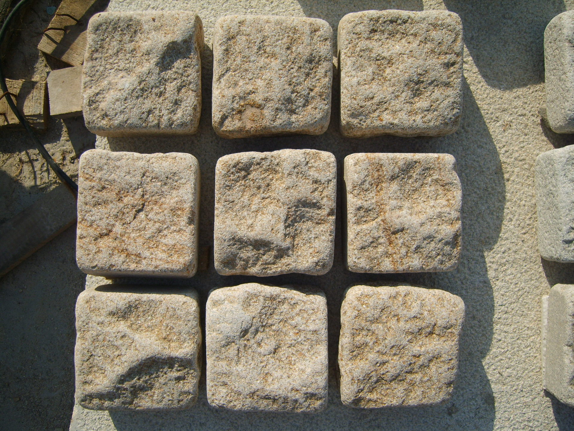 米黄色花岗岩柏坡黄马蹄石小方块自然面加滚边圆边