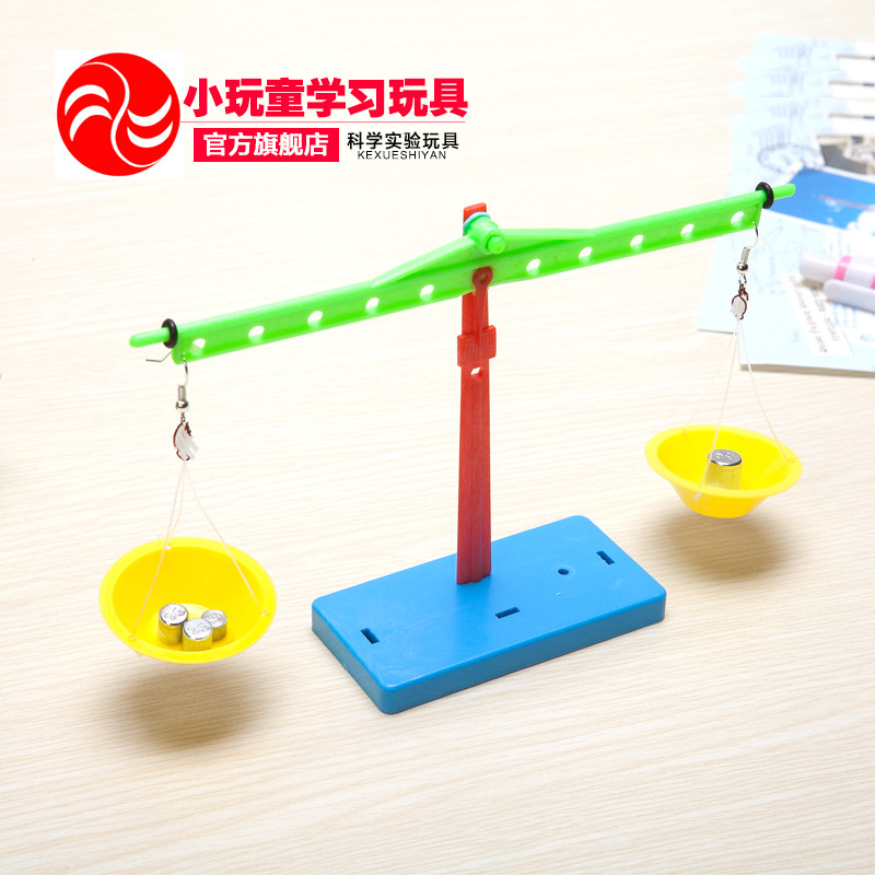 特别说明:本套学具可反复使用, 本产品生产厂家聘请了有丰富教学经验的首都小学特级教师和长期从事小学教育研究工作的专 家,专门组成开发研究队伍。近期火爆上市的该套产品充分体现了科学性、教育性、安全性、简易 性,并结合了精、小、适、廉的原则,蕴藏了几十年教学经验,受到学校老师、家长、学生的 欢迎。 也许有些家长看过产品会觉得这套产品比较简单,但请您俯下身,以孩子的眼光去审视它,孩子会 非常喜欢的!当您看到孩子在您的指导下用自己的小手完成一个个个实验后的兴奋劲和从未有过的 成就感时,您会感受到这个
