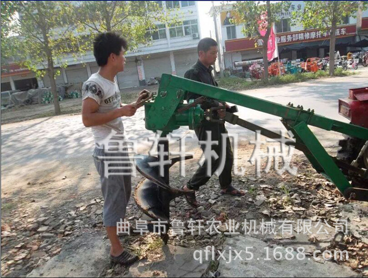 挖坑機(jī) 拖 拉機(jī)