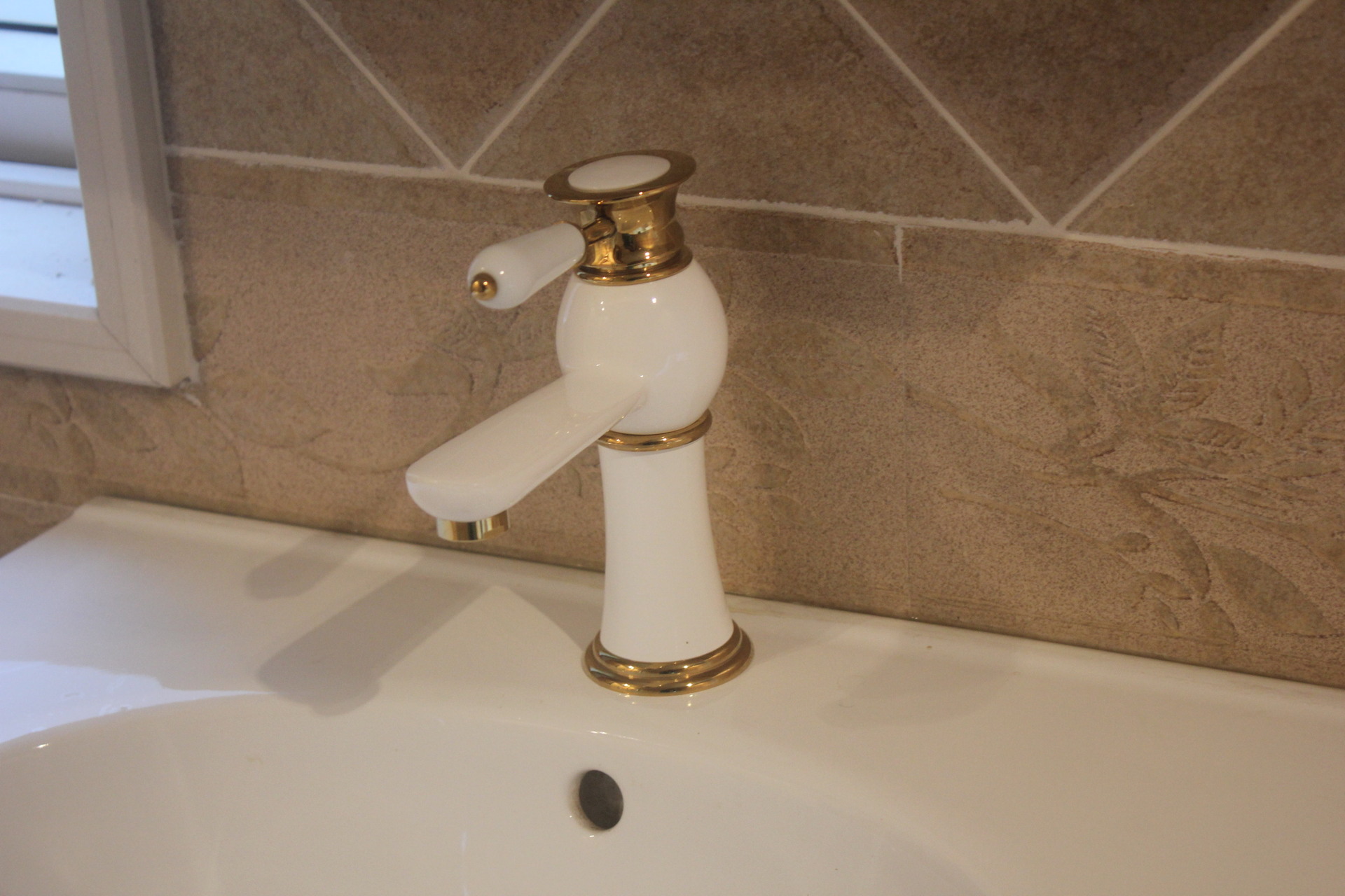 供应全铜烤瓷白色水龙头欧式面盆龙头台下盆玉石水龙头