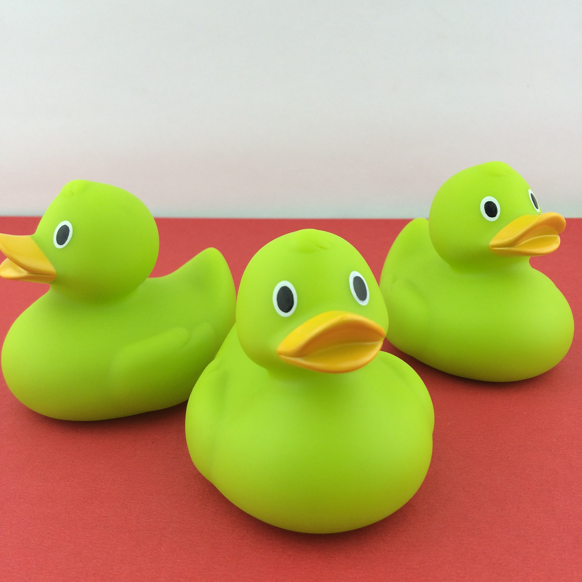 儿童洗澡捏叫戏水玩具pvc搪胶鸭子厂家定制环保橡胶鸭子玩偶