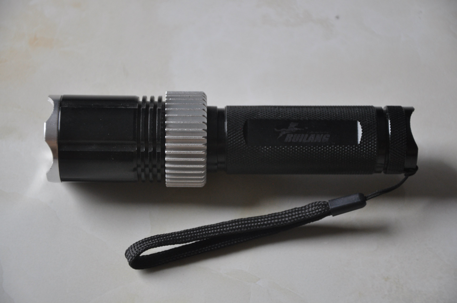 特价供应手握式强光手电筒 变焦手电筒 cree防身手电 户外 家用