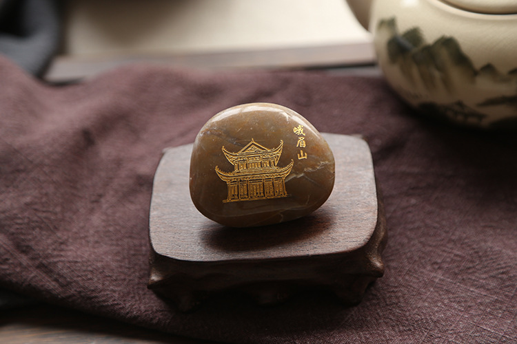 雕刻景区留念图案黑色雨花石鹅卵石 旅游观光石头纪念品创意礼品