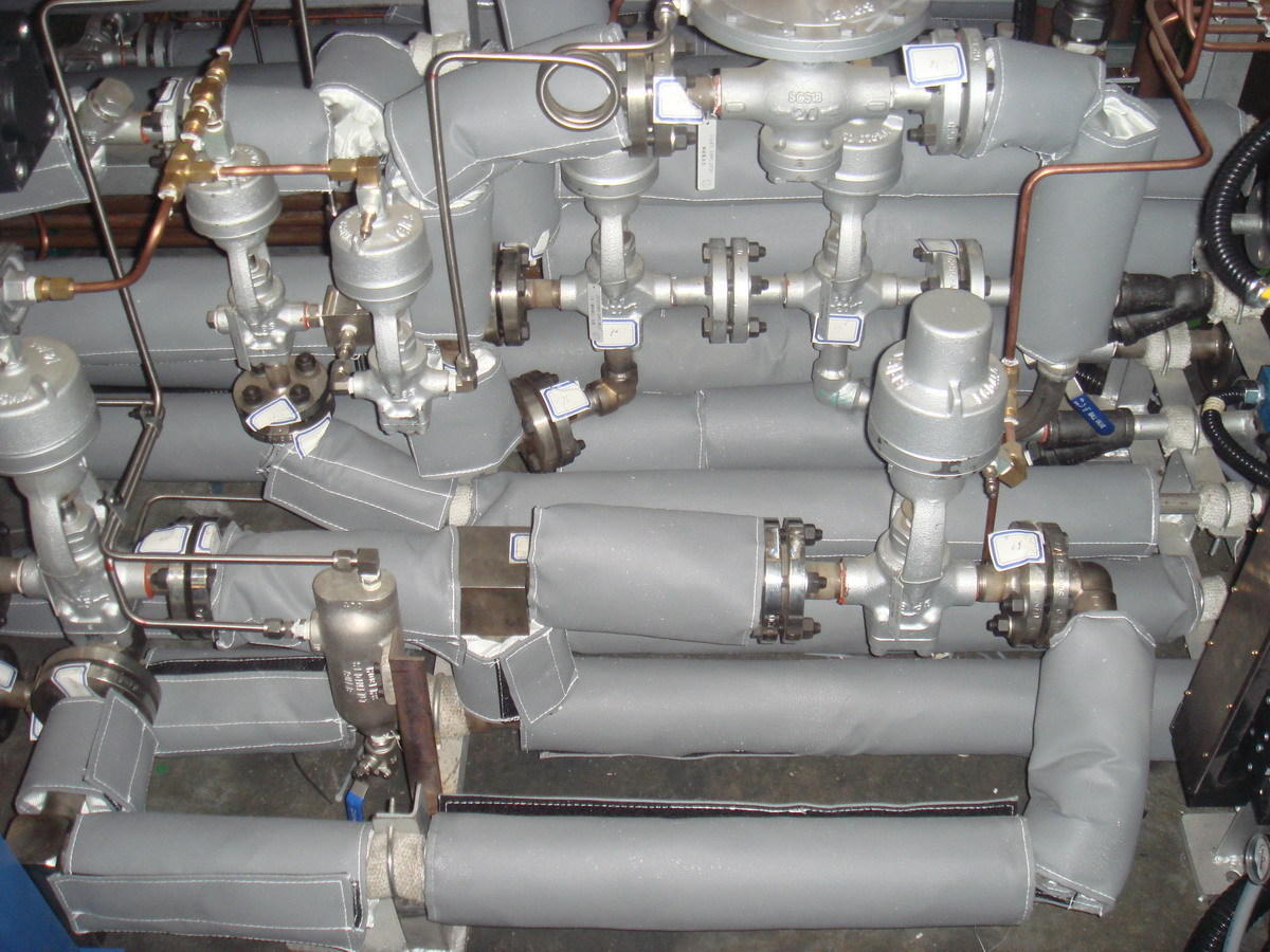 是在阀体焊装一层金属夹套,通过对金属夹套内注入蒸汽,导热油,冷却水