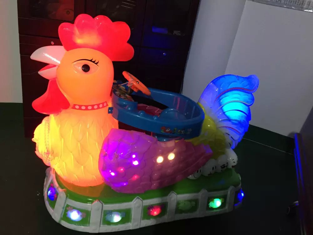 厂家直销特价最新款塑料电动七彩灯光投币画屏大公鸡摇摇车摇摆机