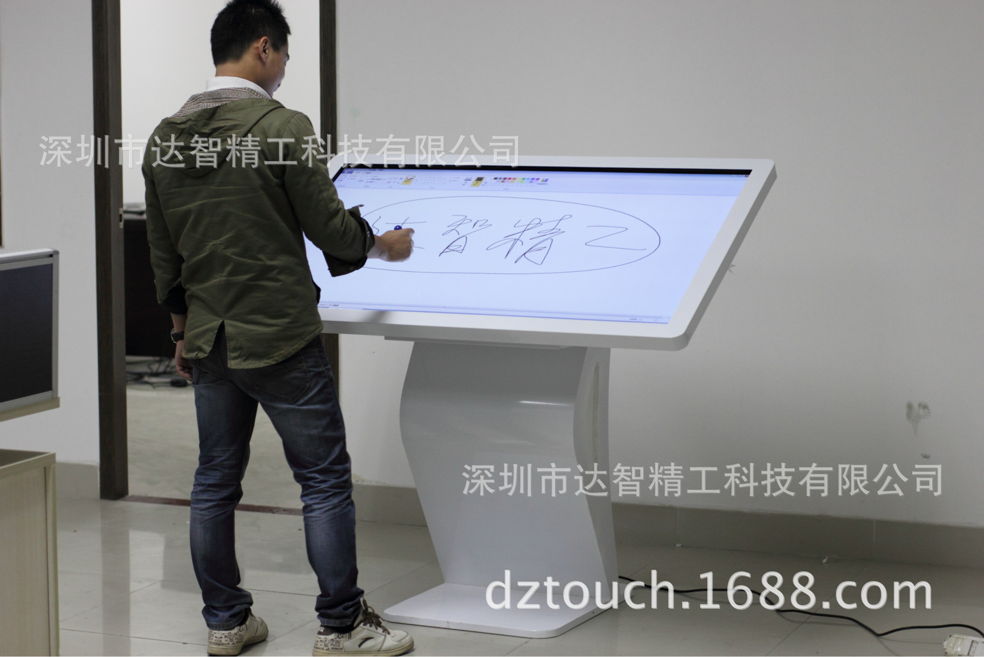 55寸白色铁壳带天鹅脚查询一体机5