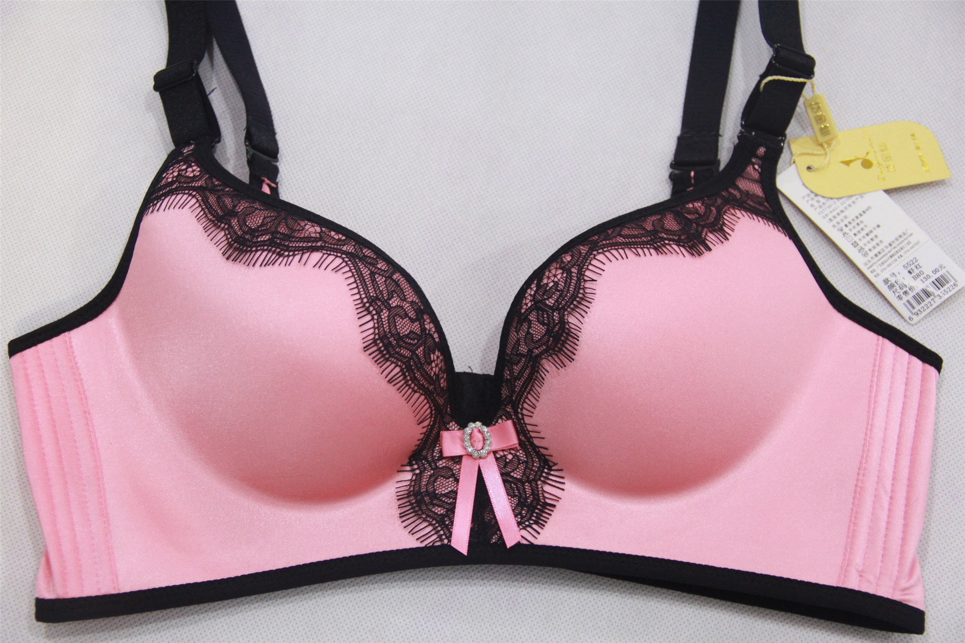 中模杯 肩带类型:可拆卸双肩带 排扣类型:后四排搭扣 本店有文胸内衣