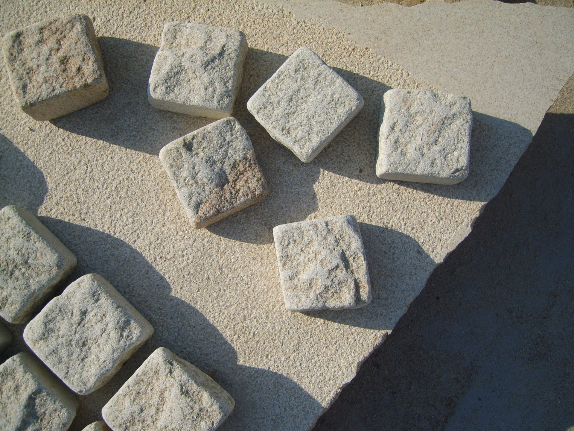 米黄色花岗岩柏坡黄马蹄石小方块自然面加滚边圆边