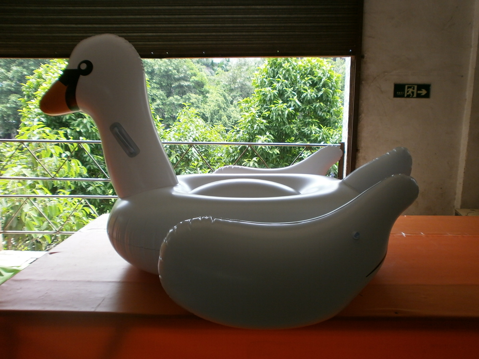 厂家订做充气白天鹅浮排 pvc充气天鹅