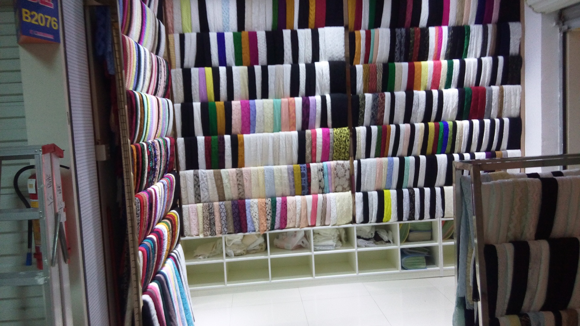 广州中大布匹市场股线镂空蕾丝面料批发 睫毛锦棉布料花边 现货