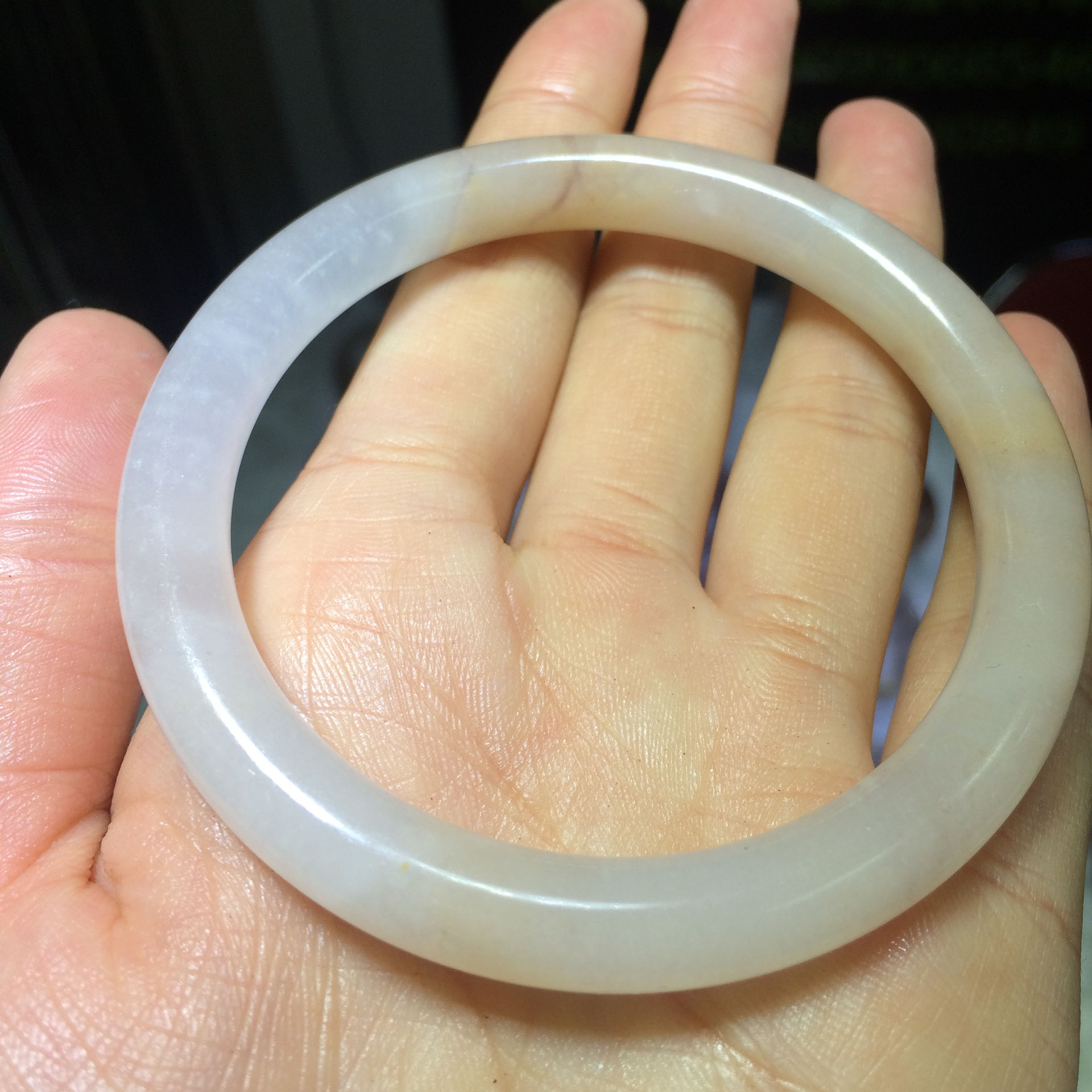 因产于古丝绸之路玉石为金黄色,内部带萝卜纹而得名金丝玉