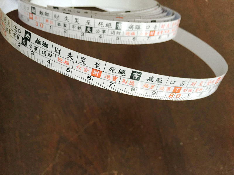 为什么没失效;卷尺里的发条很长,它的完全放松到完全缩紧区间很大