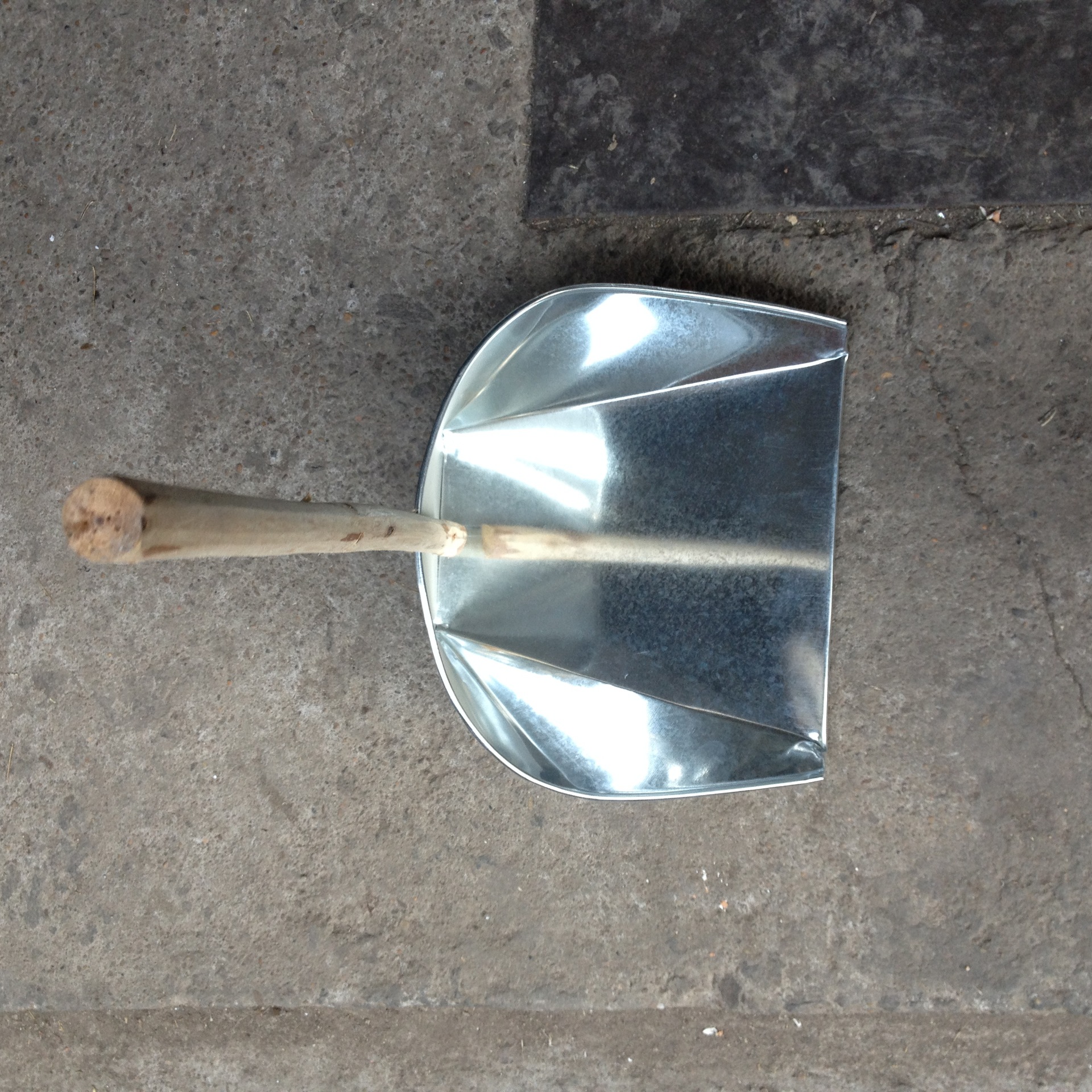 厂家直销纯手工畚斗加厚型木柄白铁皮畚箕,大号畚斗,簸箕