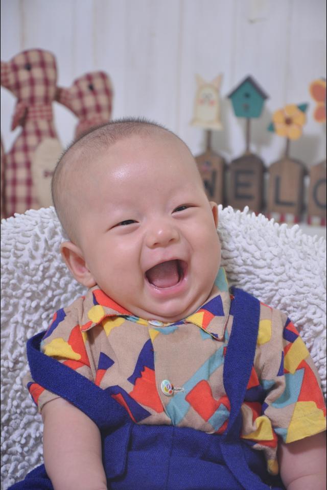 妹妹的儿子,马年的宝宝,这小家伙最爱笑了,表情都超赞的!