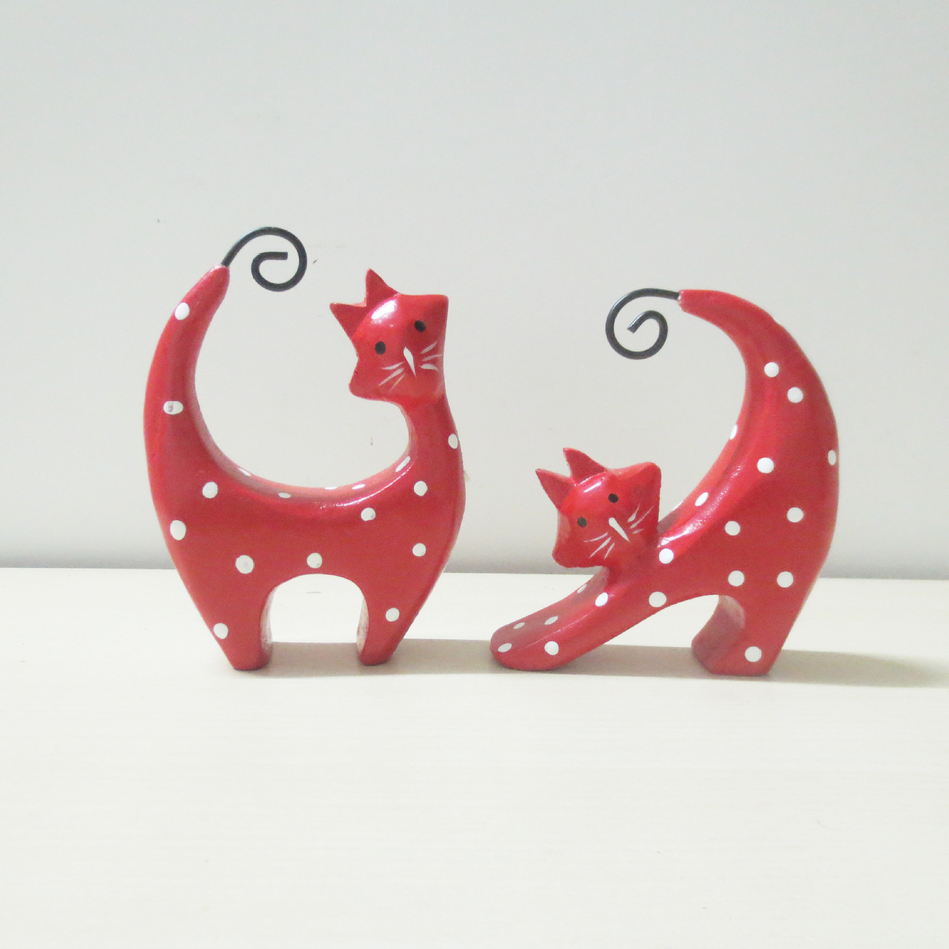 北欧原木手工雕刻 红色波点小猫情侣猫对猫家居饰品婚庆礼品摆件