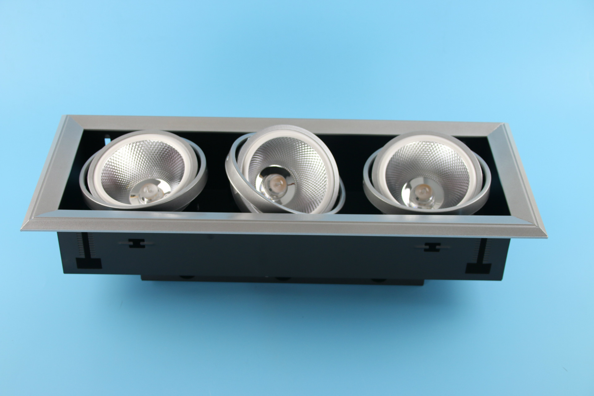 ar111铝银三头cob斗胆灯 嵌入式格栅射灯 家具工程商业照明