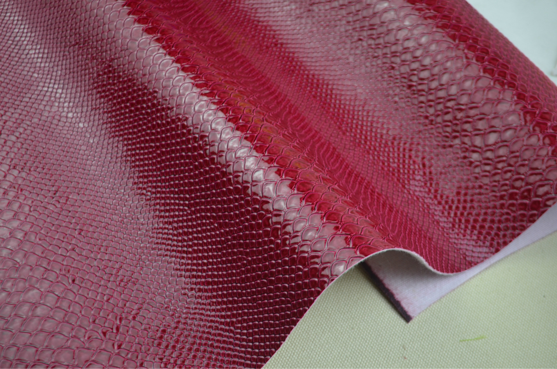 蟒蛇皮 蛇纹pvc皮革人造革 双色高光 箱包 包装材料 厂家现货