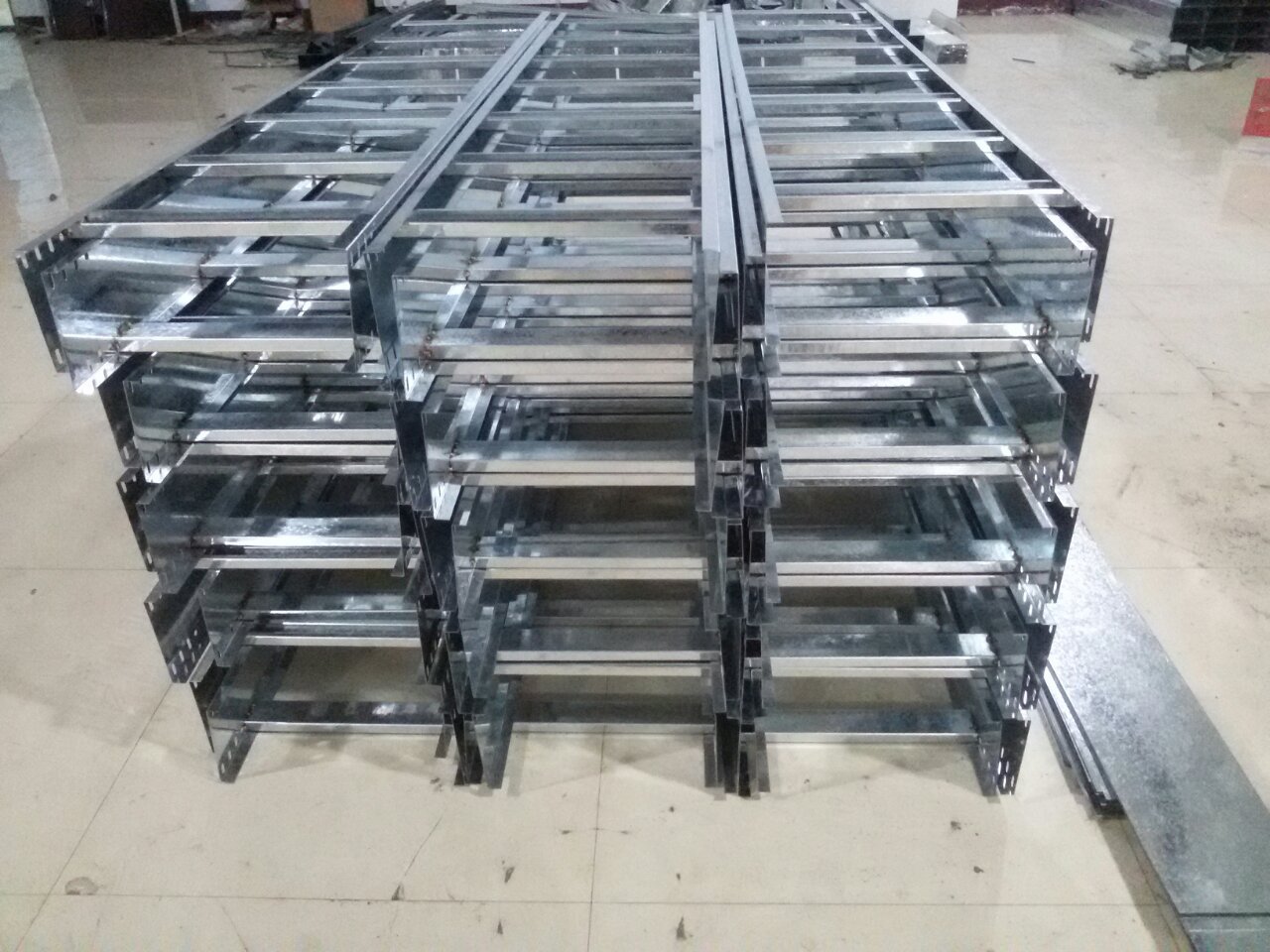 梯式桥架 梯级式竖井桥架镀锌电缆桥架线槽150x75x0.
