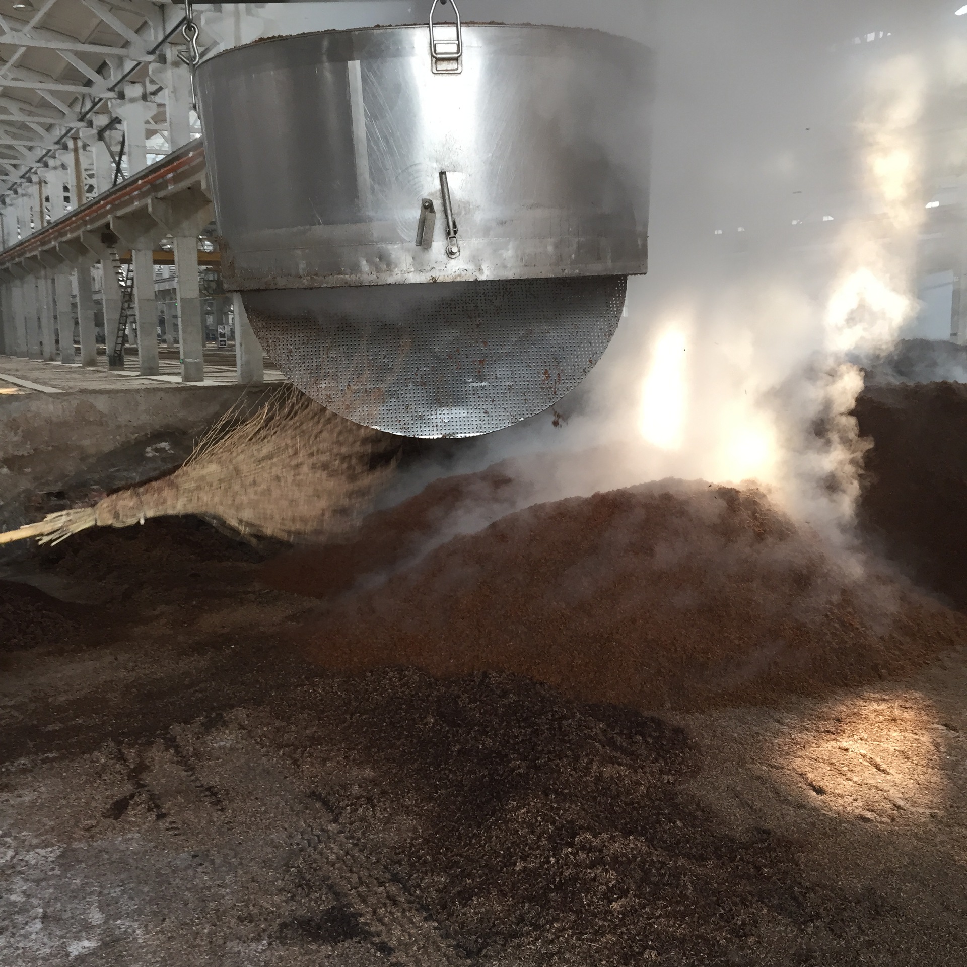 厂家** 白酒糟 晒干的酒糟 干酒糟对鸭鹅 牛 羊很好填充.