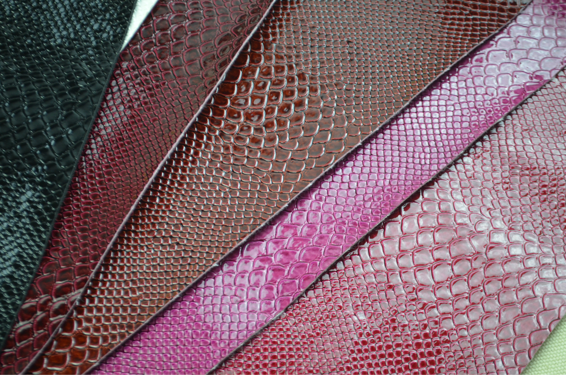 蟒蛇皮 蛇纹pvc皮革人造革 双色高光 箱包 包装材料 厂家现货