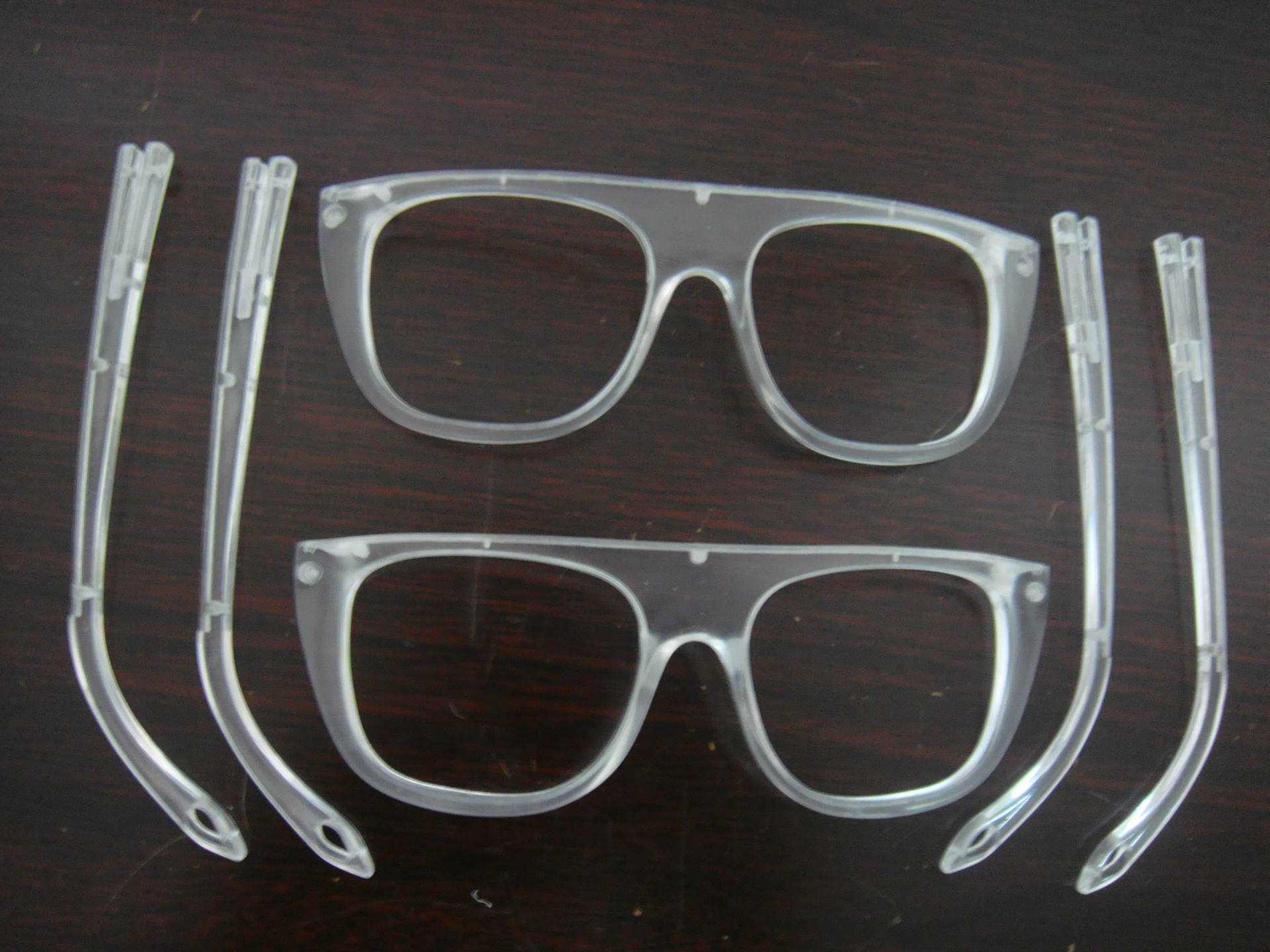 左眼球镜-3.00柱镜-0.50轴位180右眼球镜-0.00